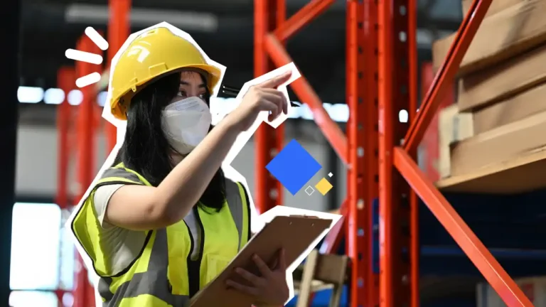 Controle des risques sur site industriel par une responsable securite portant un casque et un gilet haute visibilite