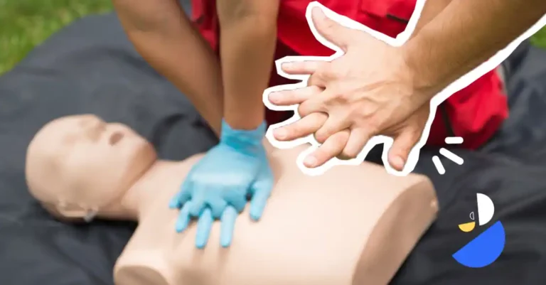 Participant réalisant un massage cardiaque sur un mannequin lors d’un exercice de formation Sauveteur Secouriste du Travail (SST) – Apprentissage des gestes de premiers secours en entreprise – Axio-Protech