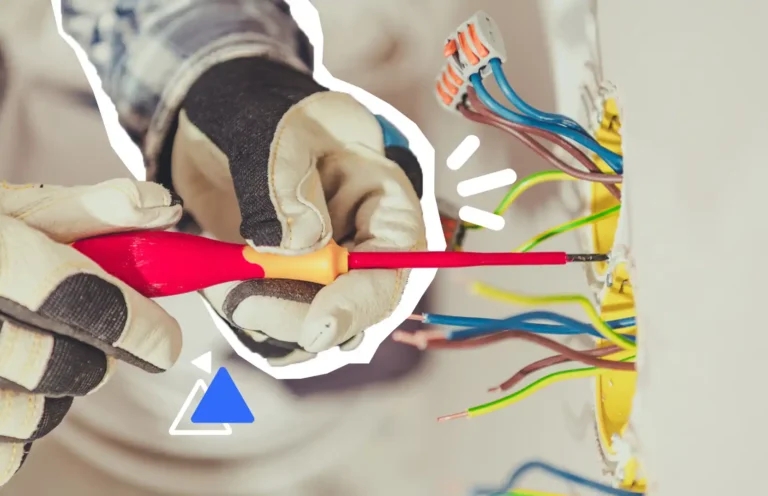 Électricien portant des gants de protection utilisant un tournevis isolé sur des fils électriques, illustrant la formation de recyclage BR B1V B2V pour la prévention du risque électrique – Axio-Protech