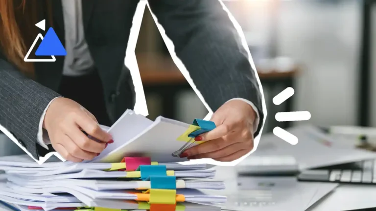 Elaboration du DUERP par un responsable securite manipulant des documents de prevention des risques en entreprise