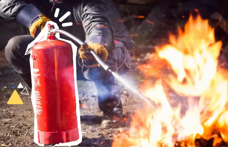 Salarié en tenue de protection utilisant un extincteur pour éteindre un feu en extérieur, illustrant la formation à la manipulation d’extincteurs et à la prévention incendie – Axio-Protech