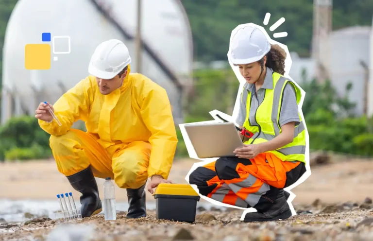 Deux techniciens en tenue de protection analysant un échantillon d’eau et saisissant des données lors d’une formation sur la gestion des déchets dangereux.