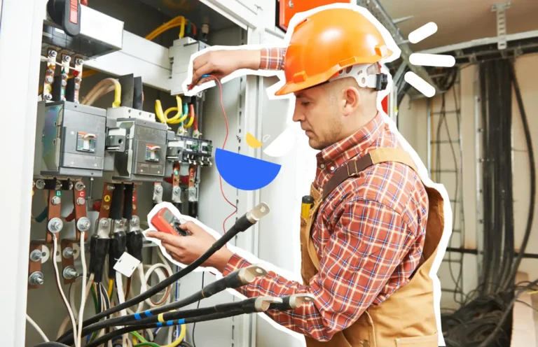 Technicien portant un casque de sécurité effectuant une vérification sur un tableau électrique, illustrant la formation H0 B0 pour le personnel non électricien – Axio-Protech
