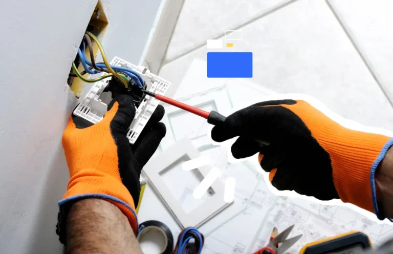 Salarié portant des gants de protection manipulant des fils électriques avec un tournevis isolé, illustrant la formation de sensibilisation aux risques électriques – Axio-Protech"