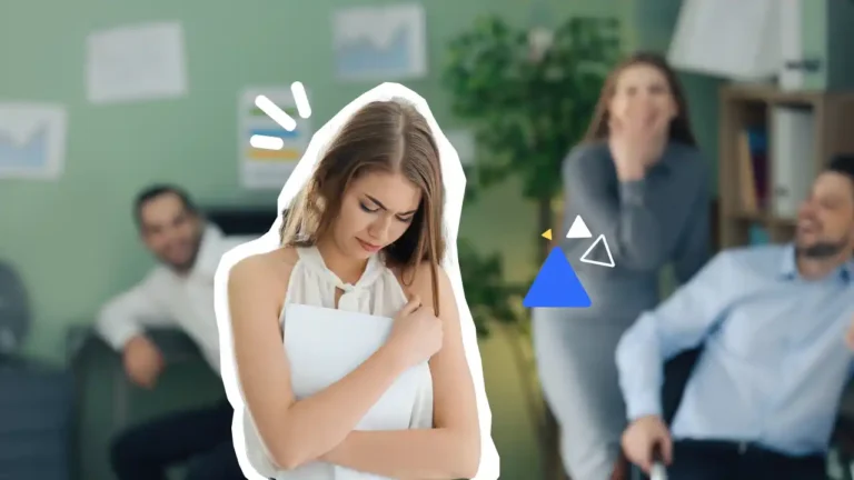 Femme au travail semblant en détresse pendant que des collègues se moquent en arrière-plan – Illustration des situations de harcèlement moral et de la nécessité de former les référents en entreprise – Axio-Protech