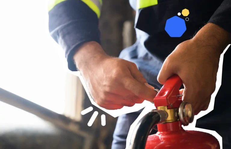 Employé en tenue de sécurité manipulant un extincteur pour éteindre un départ de feu, illustrant la formation sécurité incendie et gestes d’urgence en entreprise – Axio-Protech