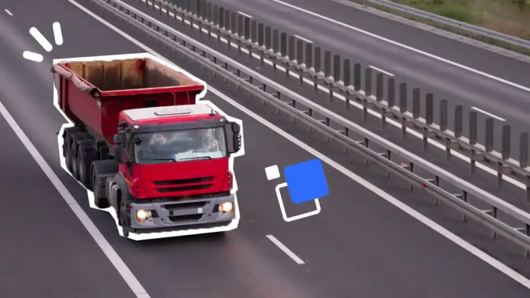 Camion de transport circulant sur une autoroute, illustrant la formation à la prévention des risques routiers et à la sécurité des conducteurs professionnels – Axio-Protech