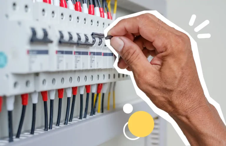 Main d’un technicien actionnant un disjoncteur sur un tableau électrique, illustrant la formation à l’habilitation électrique et la prévention des risques d’électrocution – Axio-Protech