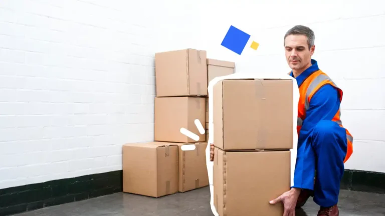 Salarié en tenue de sécurité soulevant un carton avec les genoux fléchis, illustrant les bonnes pratiques de manutention manuelle et la prévention des troubles musculo-squelettiques (TMS) – Axio-Protech