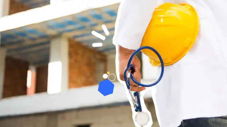 Professionnel tenant un casque de sécurité jaune et un stéthoscope sur un chantier, symbolisant la formation du Référent Santé et Sécurité au Travail et la prévention des risques professionnels – Axio-Protech