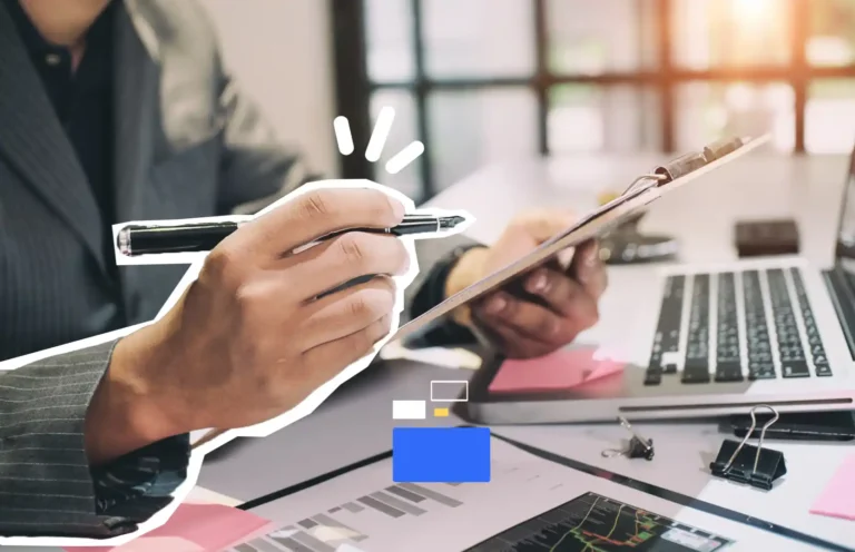 Auditeur professionnel analysant des rapports et prenant des notes sur une tablette, illustrant les formations en audit interne, indicateurs sécurité et prévention des risques.