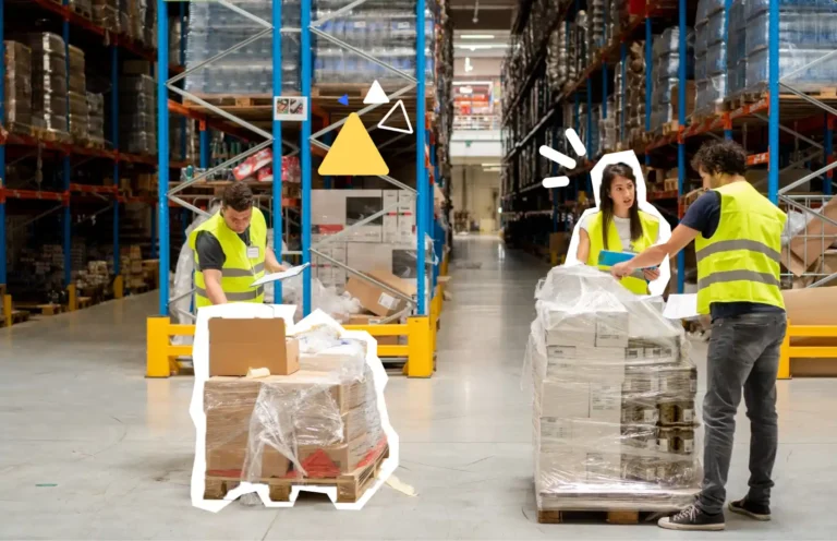 Opérateurs logistiques effectuant le chargement et le déchargement de palettes dans un entrepôt