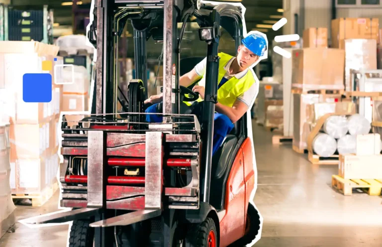 Cariste portant un casque et un gilet de sécurité conduisant un chariot élévateur dans un entrepôt logistique.