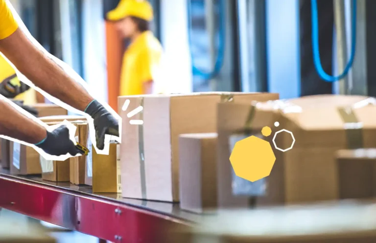 L’image montre un opérateur logistique travaillant sur une chaîne de préparation de commandes. Il porte des gants de protection et manipule soigneusement des colis en carton disposés sur un convoyeur. En arrière-plan, on distingue un autre membre du personnel portant un t-shirt et une casquette jaunes, symbolisant un environnement professionnel organisé et dynamique.
