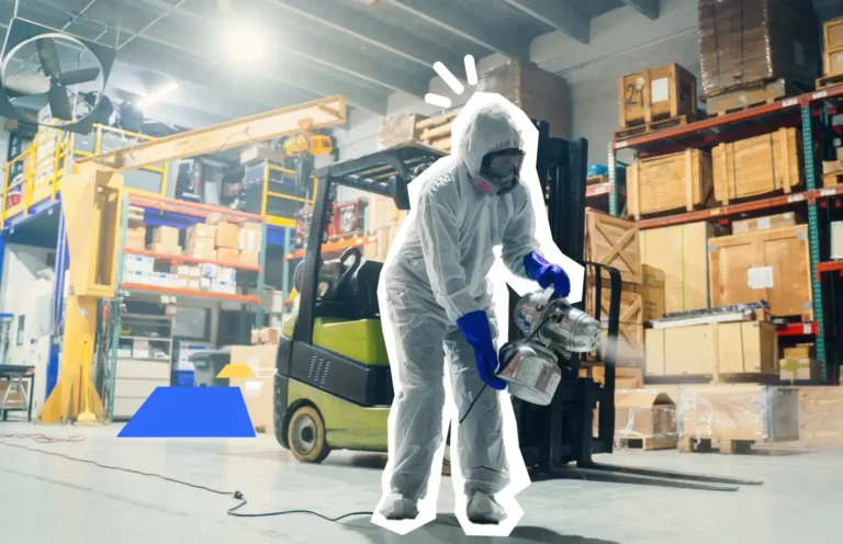 Agent logistique en combinaison de protection assurant l’hygiène et la sécurité dans une zone de stockage industrielle