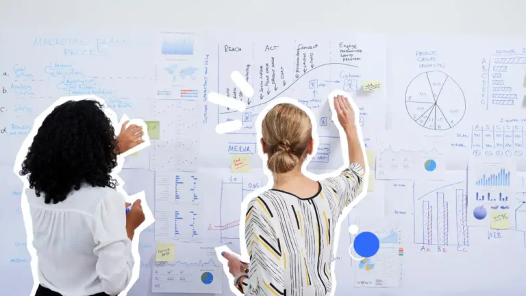 Deux collaboratrices analysant des graphiques et schémas de performance sur un mur, illustrant l’utilisation des méthodes qualité telles que Pareto, Ishikawa et QQOQCP pour améliorer les processus en entreprise.