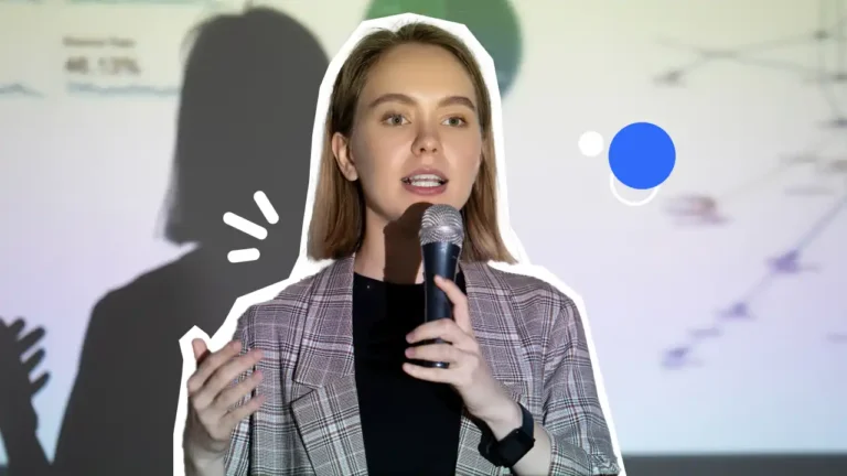 Formatrice tenant un micro et animant une session de formation en sécurité au travail, illustrant la communication et la pédagogie en entreprise.