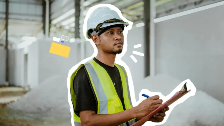 Inspecteur de sécurité portant un casque et un gilet de signalisation, prenant des notes sur un chantier – Illustration de la formation Référent Santé et Sécurité au Travail et de la prévention des risques professionnels – Axio-Protech