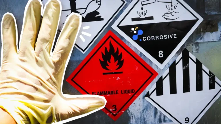 Une main gantée en premier plan devant plusieurs pictogrammes de danger chimique, représentant les risques de produits inflammables et corrosifs en milieu professionnel.