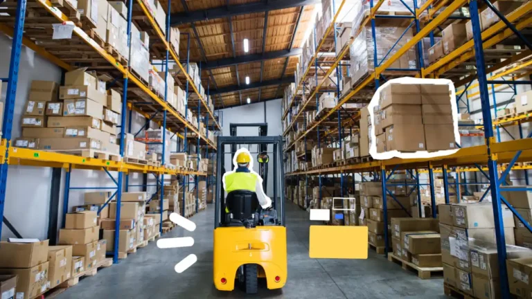 Cariste circulant dans un entrepôt sécurisé – Formation Axio Protech sur la circulation interne, la prévention des accidents et la sécurité en logistique.