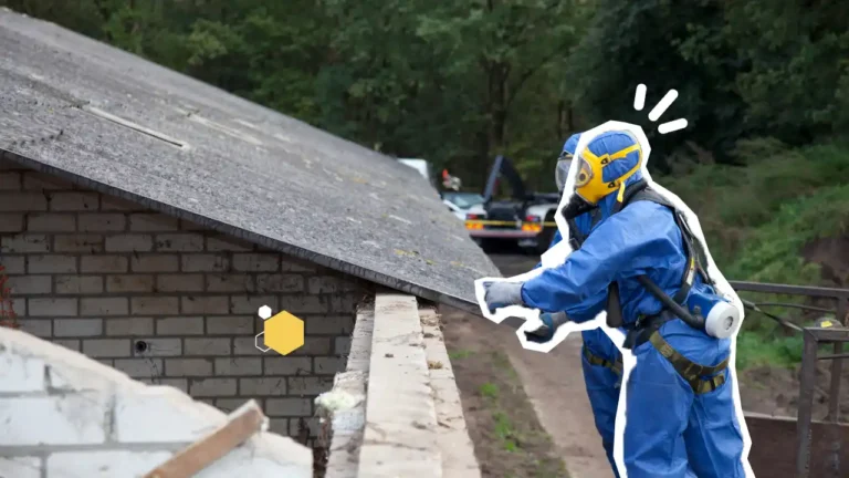 Travailleur en combinaison de protection amiante effectuant un retrait de matériaux sur une toiture, illustrant une opération de prévention du risque amiante sur chantier.