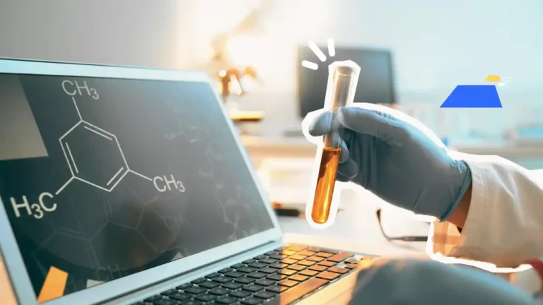 Chercheur en blouse et gants tenant une éprouvette contenant un liquide chimique devant un ordinateur affichant une formule moléculaire, illustrant la formation sur la classification et l’étiquetage des produits chimiques (réglementation CLP).